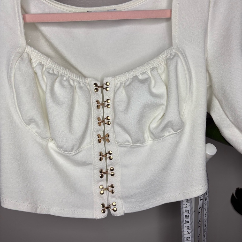 2/15$ ๐ Fashion Nova White Puff Sleeve Fitted Blouse - Picture 4 of 7